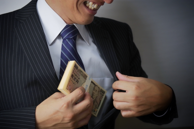 闇金業者は懐にお金を入れる。八代市の弁護士や司法書士に無料相談する