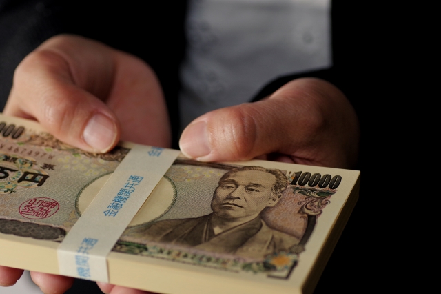 闇金業者に大金を渡してしまう。袋井市で弁護士に無料相談して解決へ